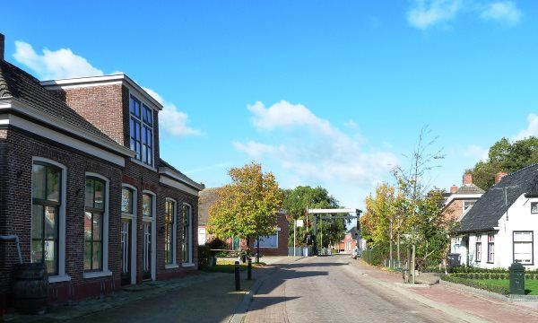 Woningen, huizen,straat platteland Groningen