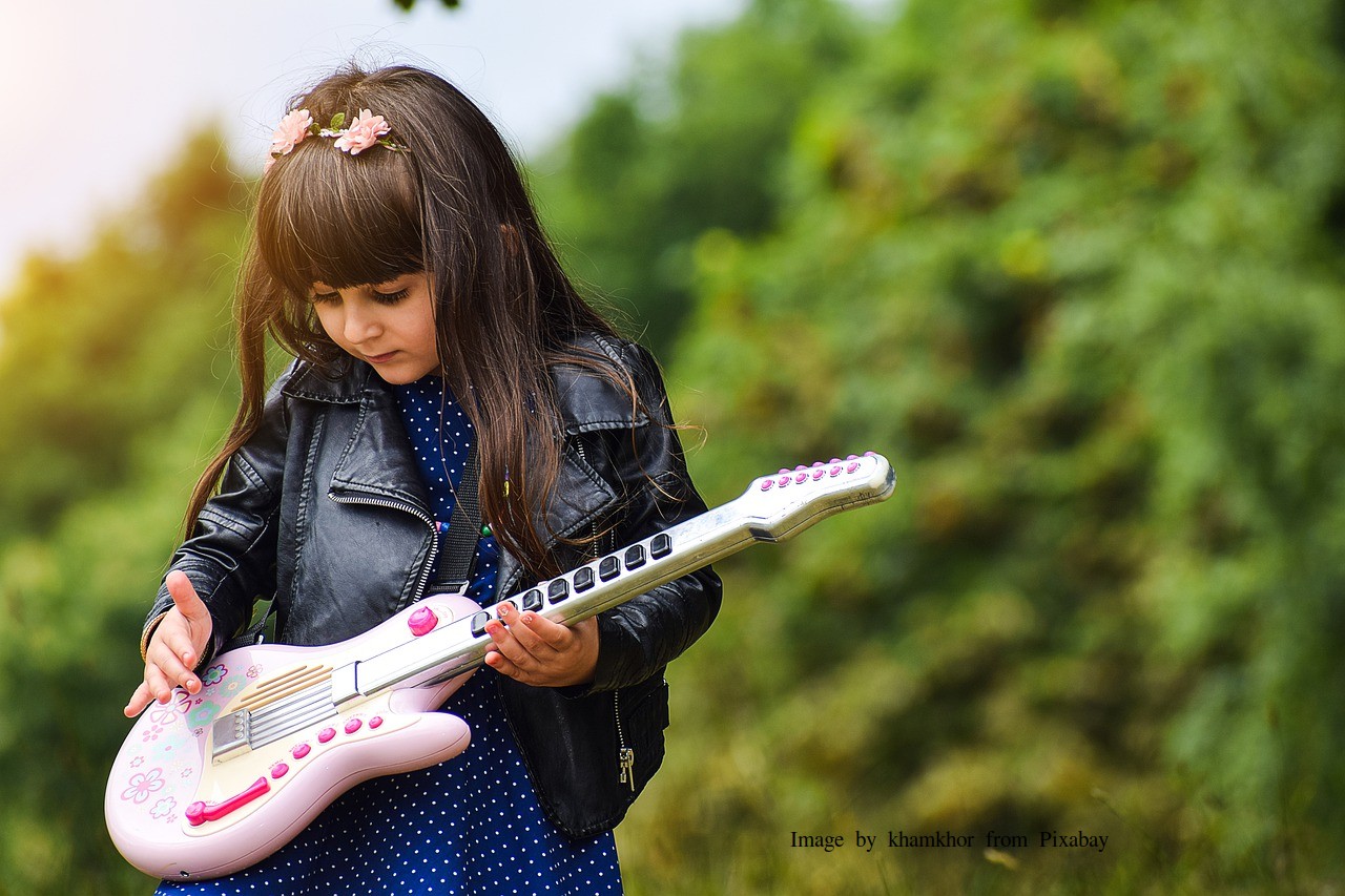 meisje speelt gitaar