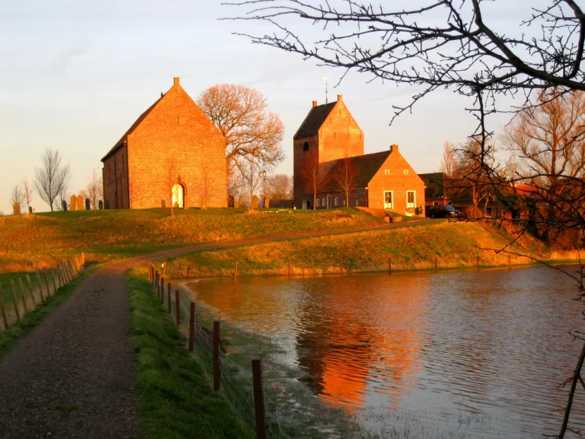 Kloeke kerken bakens in het landschap kerk op de wierde van Ezinge foto Joke Buist