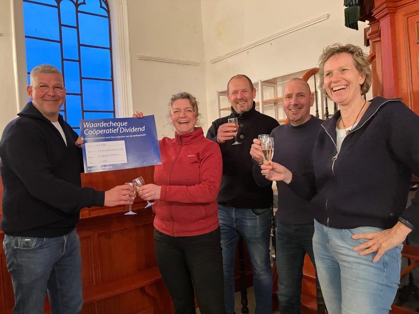 Dorpsbelangen Den Horn overhandiging cheque rabo