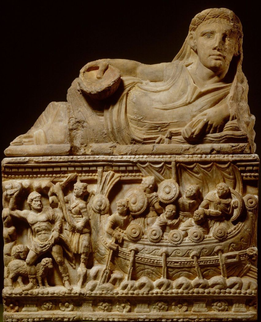 Etruskische askist uit Volterra met afbeelding van Odysseus en de Cycloop 200-50 vChr ©Rijksmuseum van Oudheden