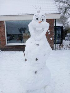 Sneeuwpop Danique en Romee Alkema Opende 180cm