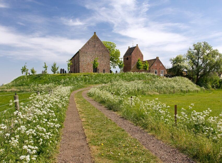 Wierde en Kerk Ezinge - foto Peter Nijenhuis