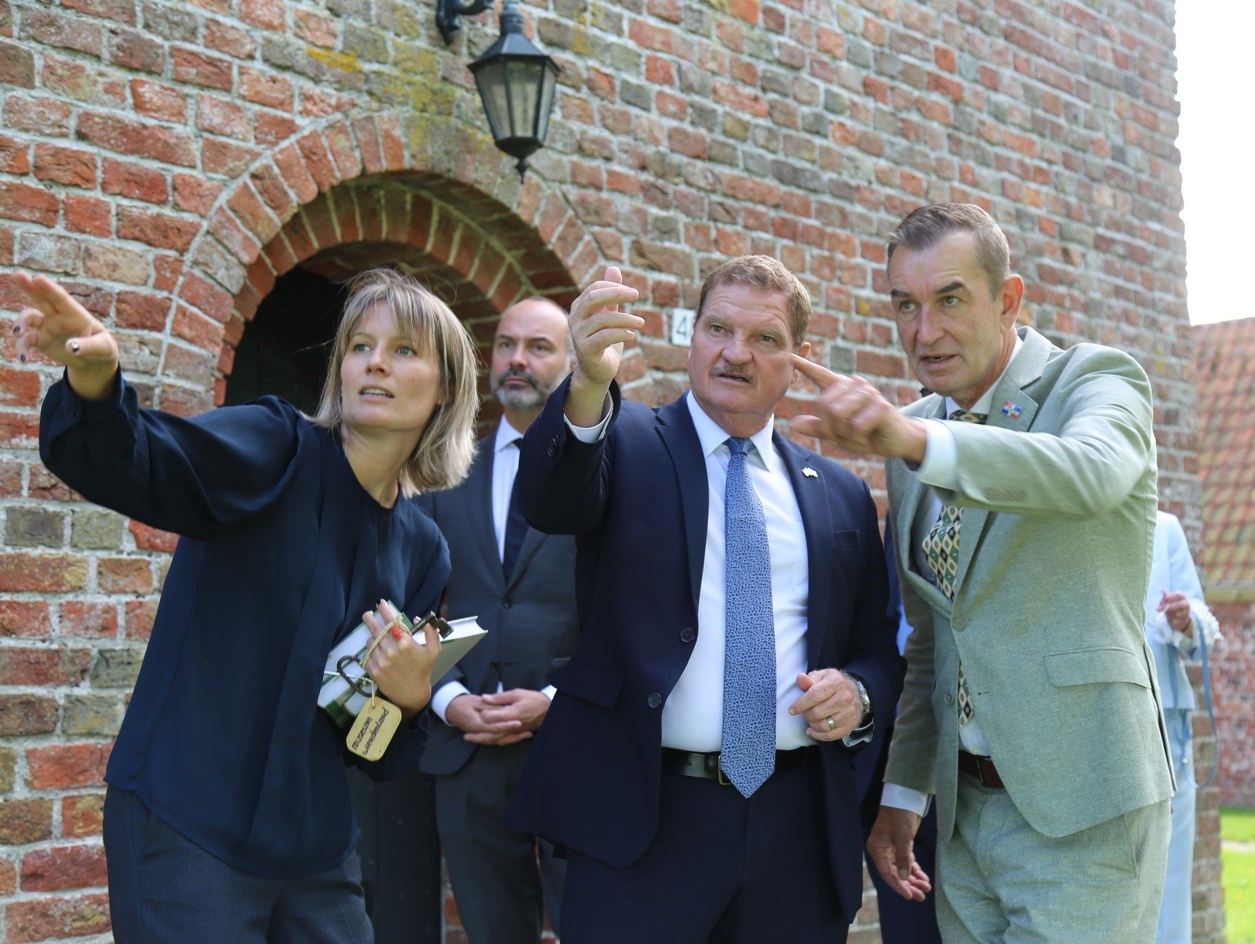 van links naar rechts Van Ditmars Eman en Van Marum op de wierde van Ezinge – Westerkwartier|NU Van Ditmars Eman en Van Marum op de wierde van Ezinge