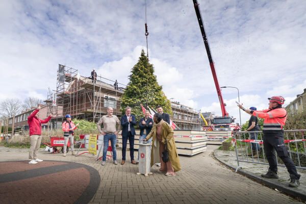 Feestelijk moment voor biobased verduurzamen van woningen in Leek