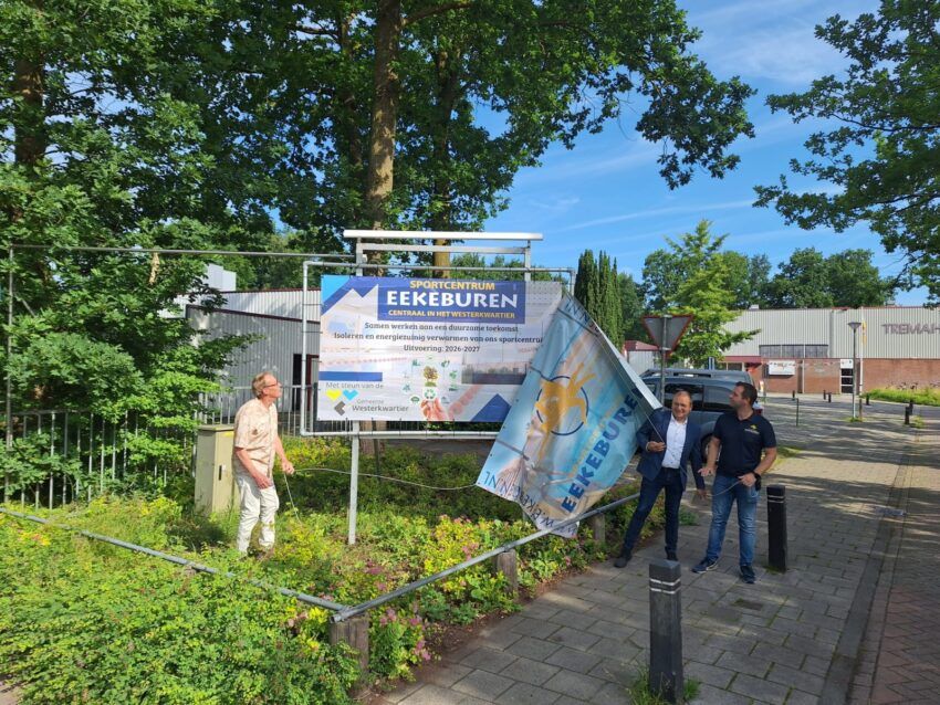 Op de foto van links naar rechts: Michiel Bus, voorzitter stichting Sportcentrum Eekeburen, Wethouder Sport Bert Nederveen en Richard Vennema (bedrijfsleider).