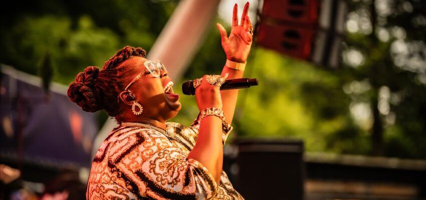Shirma Rouse verwelkomt Kenny B Soul in the Park Reggae Edition in Leek