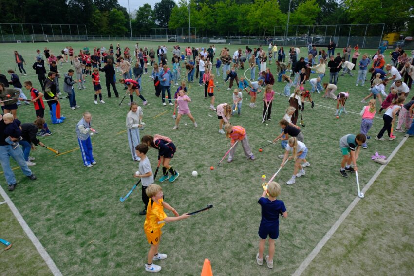 Wereldrecord Hockeyclub Zuidhorn - MHCW Foto Maarten Scharrenborg