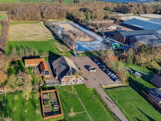 Tolbert opent nieuwe ijsbaan met arrenslee, dweilorkest en luchtballon